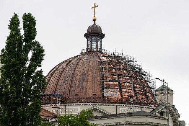 W trzecim etapie remontowane są kolejne cztery pola kopuły. Wymieniana jest blacha na miedzianą. Prace potrwają do początku lipca.