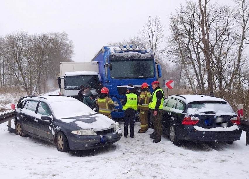 Karambol trzech ciężarówek i dwóch osobówek. Seria stłuczek w powiecie piskim w weekend