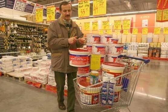Jan Pelczar z Rzeszowa na zakupach w jednym z rzeszowskich hipermarketów.