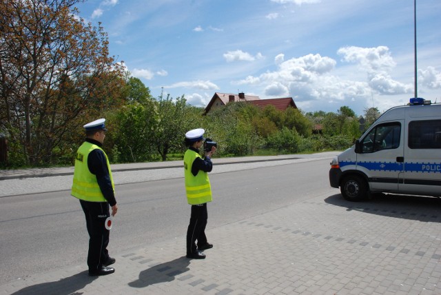 Policja przypomina, że zgodnie z obowiązującymi przepisami za przekroczenie prędkości w terenie zabudowanym o co najmniej 50 km/h zatrzymanie prawa jazdy jest obligatoryjne i odbywa się natychmiast podczas kontroli.