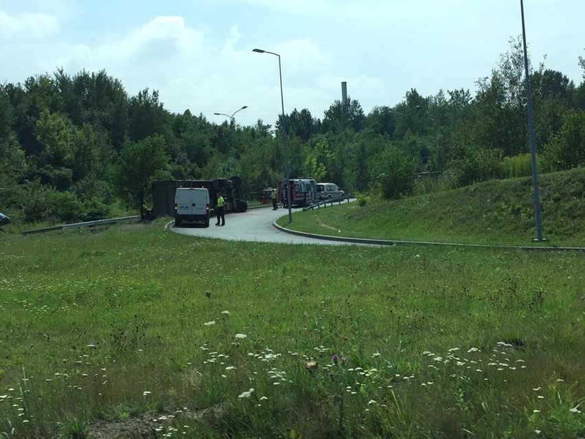 Wypadek w Rudzie Śląskiej: Przewróciła się ciężarówka [ZDJĘCIA]