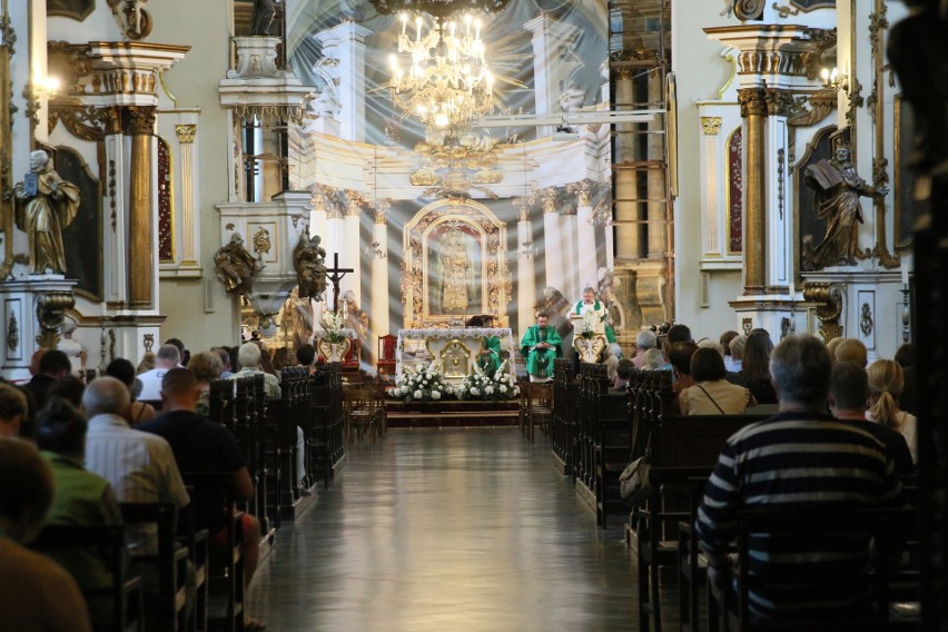 Błogosławienie pojazdów przed kościołem pw. Nawrócenia św. Pawła w Lublinie