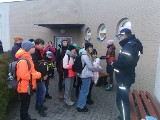 Dzieci i młodzież z MUKP "Przyjazne Wody" w Wąbrzeźnie przed wyjazdem na narty wysłuchała policjantów