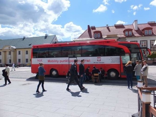 Mobilny punkt poboru krwi pojawia się okresowo w centrum i innych miejscach Białegostoku. Jeździ po całym województwie.