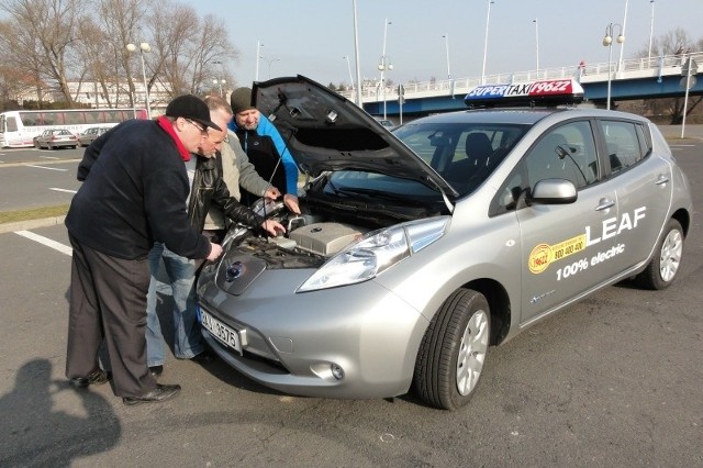 Testowany nissan ma pod maską silnik elektryczny o mocy 104 KM. Samochód może jechać maksymalnie 140 km/h, a do setki rozpędza się w 11 sekund. Akumulatory można ładować ze zwykłego gniazdka, do którego samochód podpina się przy pomocy specjalnego kabla dołączonego do samochodu. Pełne ładowanie trwa wówczas 8 godzin. Podpinając samochód do stacji ładującej, 80 procent energii można uzyskać już w pół godziny. Koszt przy obecnych cenach prądu pokonanie 100 km kosztuje ok. 7 zł. Auto ma podgrzewane fotele, klimatyzację, i nawigację.