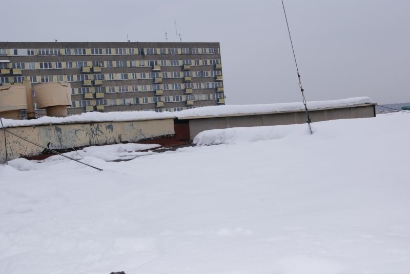 Administracja odśnieza dachy na osiedlu Piasta.