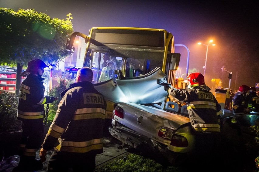 Wypadek samochodu osobowego i Autobusu w Katowicach