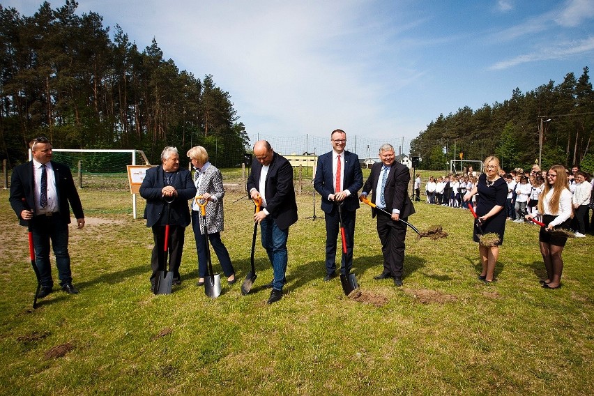 Symbolicznego wbicia pierwszej łopaty dokonali posłowie na...