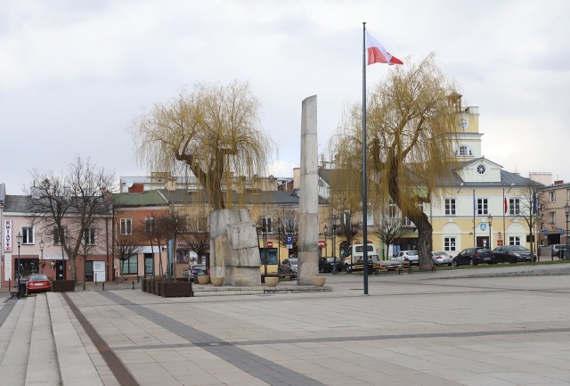 Na ulicach Grójca jest zdecydowanie mniej ludzi niż zazwyczaj. Mieszkańcy dostosowali się do zaleceń rządu. Ze względów bezpieczeństwa konieczne było zamknięcie targowisk miejskich, giełdy w Słomczynie, a także Punktu Selektywnej Zbiórki Odpadów Komunalnych.