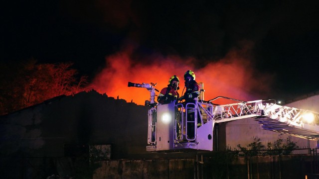 Pożar składowiska odpadów w Zielonej Górze Przylepie. W akcji gaśniczej udział brało łącznie 376 strażaków (165 PSP i 211 OSP) i 107 pojazdów (58 gaśniczych i 49 specjalnych).