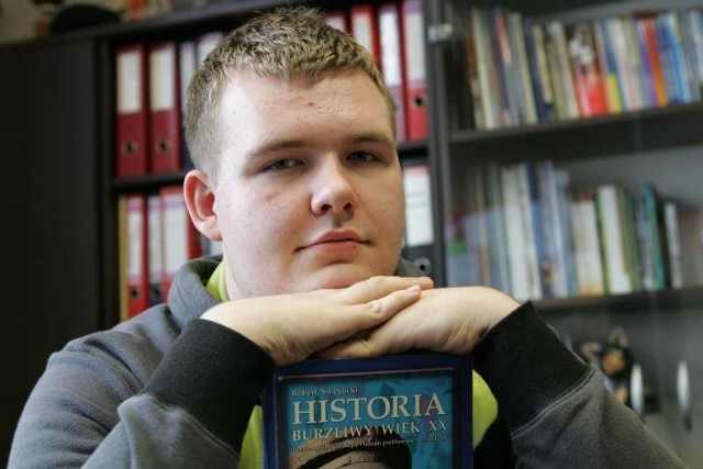 Mateusz Szatkowski chodzi do klasy drugiej kostrzyńskiego liceum. Mówi, że historia to jego hobby. Ale studiów i kariery zawodowej z tą dziedziną nauki wiązać nie planuje.