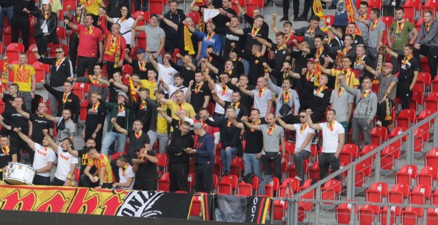 Piłkarze Korony Kielce po dobrym meczu pokonali w Tychach GKS 1:0 w meczu Fortuna 1 Ligi. Kielecki zespół w tym spotkaniu gorąco wspierali dopingiem kibice.Zachęcamy do obejrzenia galerii zdjęć kibiców Korony.Szczegóły na kolejnych slajdach.(dor)