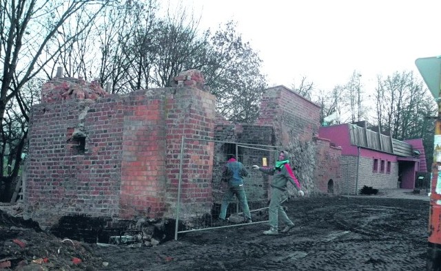 Odbudowa i renowacja stargardzkich murów obronnych trwa w Stargardzie od kilku lat. Obecnie roboty są prowadzone przy ul. Strażniczej.  W fatalnym stanie są mury za Archiwum Państwowym