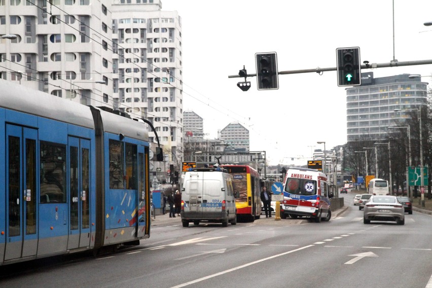 Młoda kobieta potrącona przez autobus MPK. Ogromne korki 