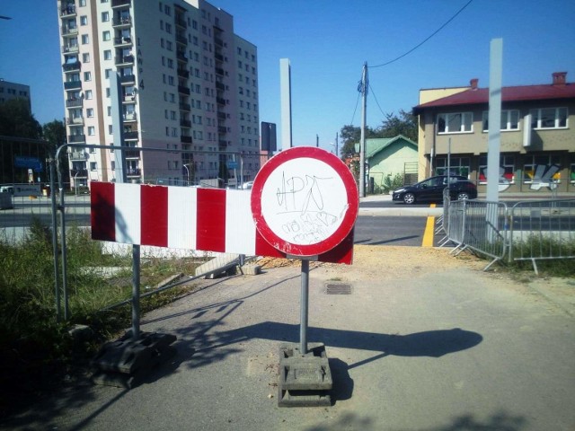 W Bielsku-Białej wzdłuż ul. Cieszyńskiej zostało pomalowanych sprayem ok. 560 nowych znaków drogowych. MZD wyznaczył nagrodę za wskazanie sprawcyZobacz kolejne zdjęcia. Przesuwaj zdjęcia w prawo - naciśnij strzałkę lub przycisk NASTĘPNE