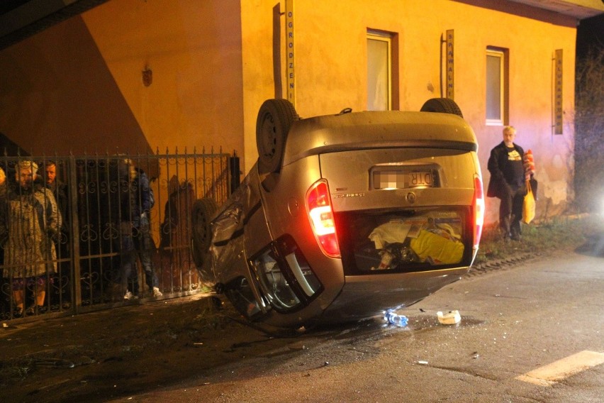 Groźny wypadek pod Obornikami Śląskimi. Samochód dachował po zderzeniu (ZDJĘCIA)