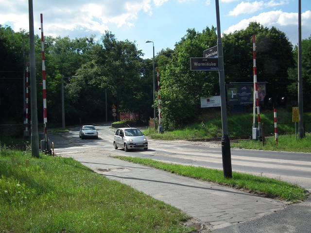 Skrzyżowanie ul. Golęcińskiej z torami kolejowymi będzie zastąpione wiaduktem - lub w zależności od woli mieszkańców - wzbogacone o taki przejazd.