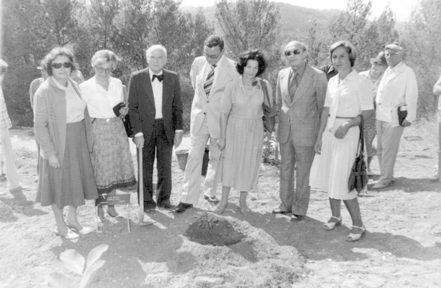 Herbert Vogt (w środku w czarnym garniturze) podczas sadzenia symbolicznego drzewka w parku, otaczającym Instytut Yad Vashem w Jerozolimie. To drzewko rośnie tam do tej pory i symbolizuje czyn opolanina.