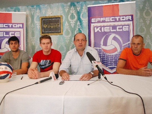 We wtorek podczas konferencji prasowej Effector Kielce przedstawił nowych zawodników. Na zdjęciu, od lewej gracze z Argentyny Bruno Romanutti, Cristian Poglajen, prezes klubu Jacek Sęk oraz trener Effectora Dariusz Daszkiewicz. 