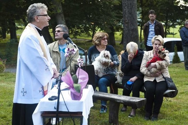 Pierwsze nabożeństwo z udziałem zwierząt w parafii w Manowie, w październiku 2015r.