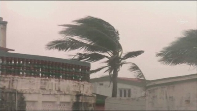 Tropikalny huragan Hudhud, który uderzył we wschodnie wybrzeże Indii.
