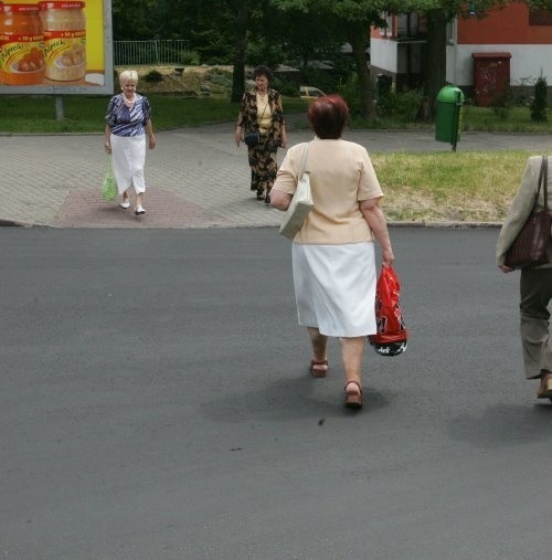 - Mamy ogromny kłopot przy przechodzeniu na drugą stronę jezdni - twierdzą mieszkańcy pobliskich bloków, którzy muszą robić zakupy po drugiej stronie ulicy.