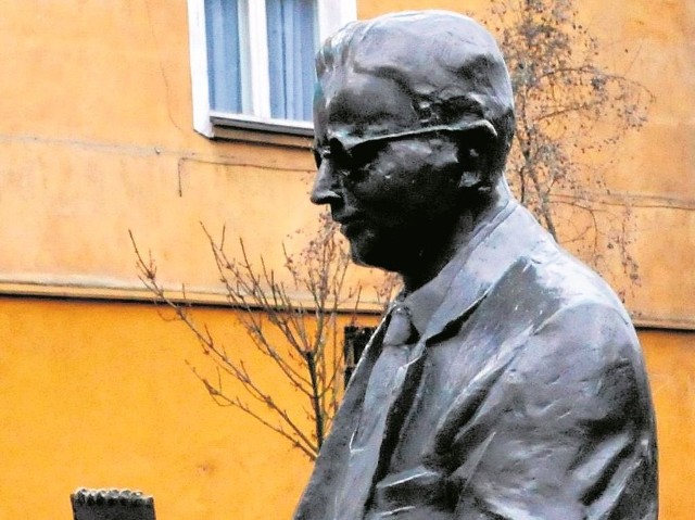 Kryptolog "usiadł na ławeczce" w 2005 r.  Okazją do wystawienia pomnika Marianowi Rejewskiemu była setna rocznica jego urodzin. Autorem rzeźby jest  Michał Kubiak.