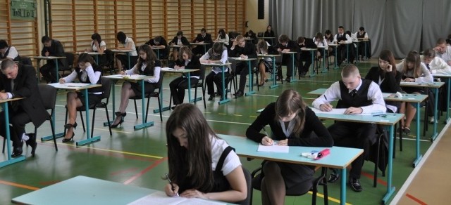 W Gimnazjum w Rogowie do egzaminu przystapili wszyscy trzecioklasiści.