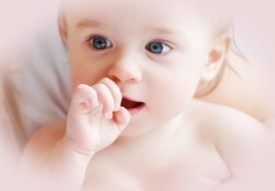 Jak szybko i skutecznie pozbyć się kataru u dzieci i niemowląt? Co oznacza, jeśli wydzielina z nosa ma żółty lub zielony kolor? Sprawdź, czym grożą powikłania po katarze u maluchów.
