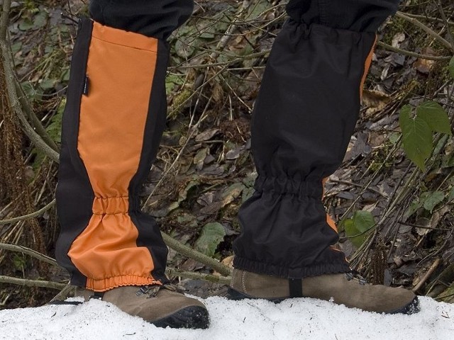 STUPTUTYNa pewno warto mieć w plecaku stuptuty, czyli ochraniacze na nogi przeznaczone do poruszania się w trudnym terenie. Przydają się zwłaszcza tam, gdzie zalega sporo mokrego śniegu. Ochronią przed wilgocią nasze buty i nogawki spodni.