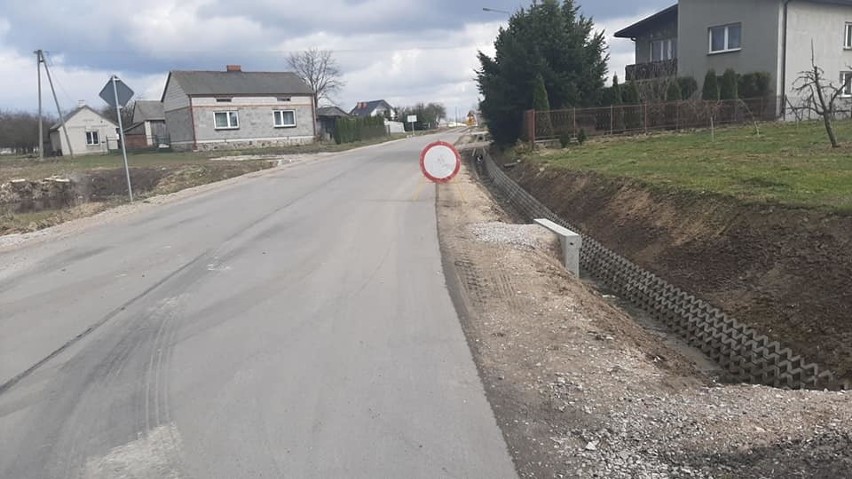 Ruszyła przebudowa drogi powiatowej na terenie gminy Radzanów. Za trzy miesiące kierowcy będą jeździli już nowym asfaltem