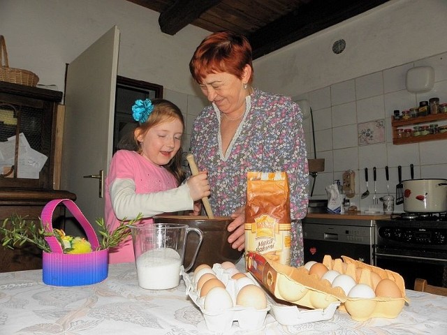 Radna powiatowa Mirosława Kucol przygotowuje dla rodziny babkę z aż 36 żółtek. To XIX-wieczny przepis autorstwa Lucyny Ćwierczakiewiczowej. Pomaga jej wnuczka Marianna