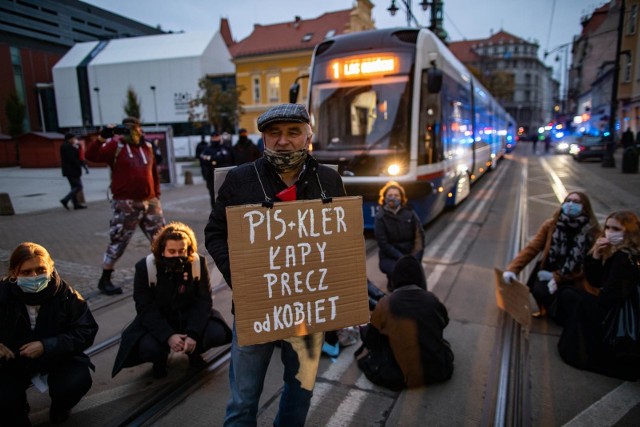 Strajk kobiet w Bydgoszczy - manifestanci zablokowali ruch na ulicy Gdańskiej.