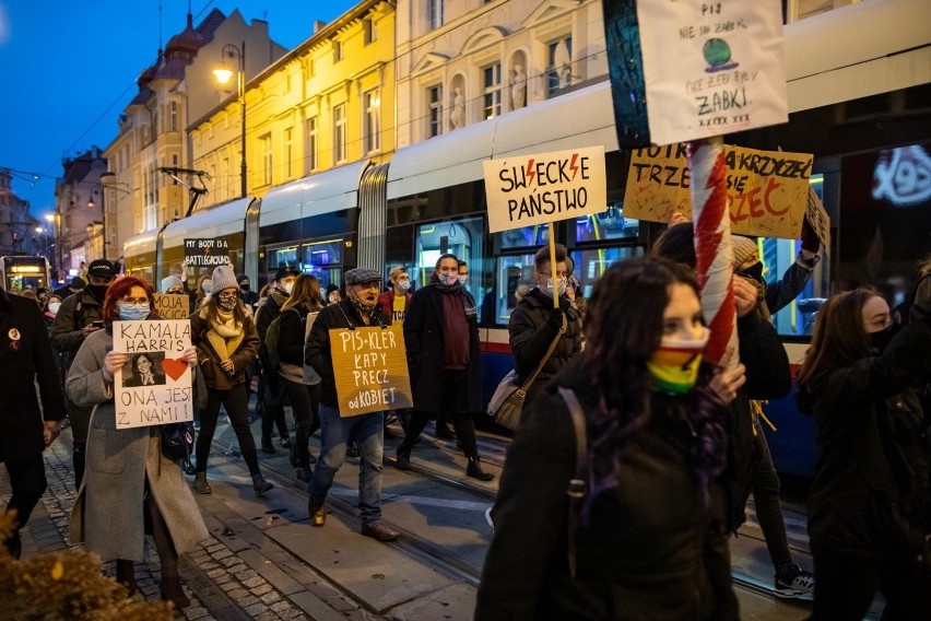 Strajk kobiet w Bydgoszczy - manifestanci zablokowali ruch...