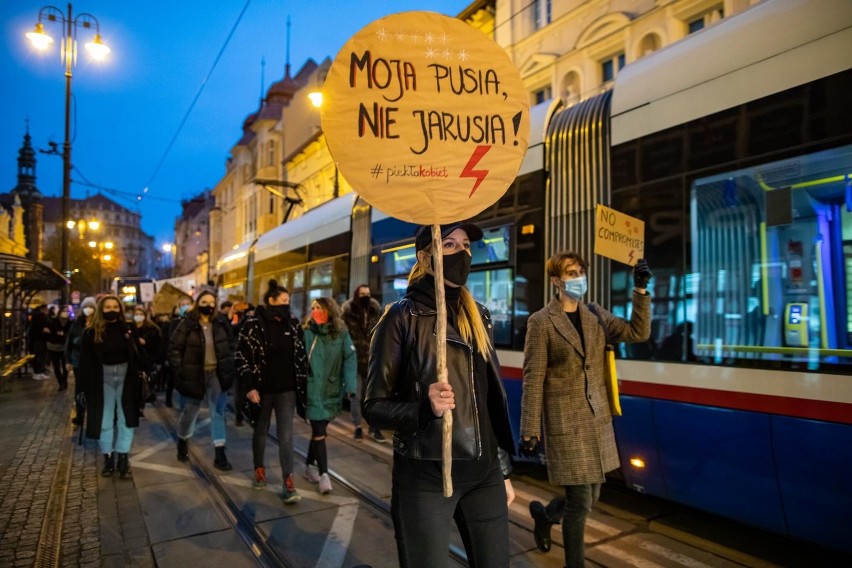 Strajk kobiet w Bydgoszczy - manifestanci zablokowali ruch...