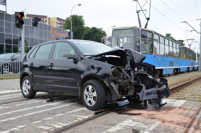 Wypadek na Bałtyckiej. Auto uderzyło w latarnię. Blokowało torowisko (ZDJĘCIA)