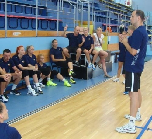 Trener Dominik Kwapisiewicz wraz ze swoimi siatkarkami na jednym z pierwszych treningów