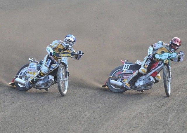 Grzegorz Walasek (z prawej) dobrze radził sobie na starym, lekko przyczepnym torze w Toruniu. Jeśli gospodarze podobnie przygotują ten na Motoarenie, kapitan Falubazu może łupnąć dwucyfrową zdobycz. Grzegorz Zengota (z lewej) jest mocny zawsze i wszędzie.