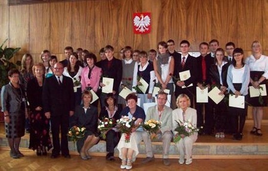 Stypendyści oraz przedstawiciele władz powiatu