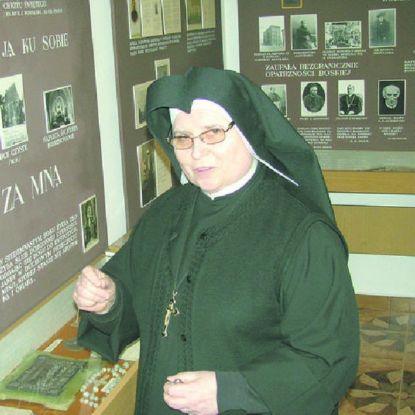 Siostra Gaudiosa Dobrska w sali pamięci błogosławionej Marii Karłowskiej w jabłonowskim seminarium
