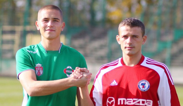 Na ten prestiżowy mecz zapraszają piłkarze obu zespołów Marcin Sikorski z Radomiaka (w zielonym) i Wojciech Kupiec z Broni (w czerwonym).