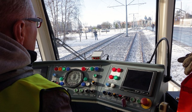 Dziś przeprowadzono próby techniczne i elektryczne odcinka remontowanej sieci tramwajowej w Grudziądzu, której wykonawcą jest konsorcjum ZUE SA z Krakowa. Tramwaj na miejsce został dowieziony specjalnym transportem drogowym ponieważ inne odcinki nie są jeszcze ukończone.