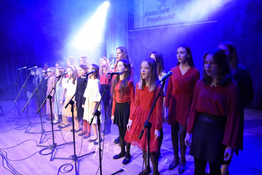 Koncert z okazji Dnia Papieskiego w Samorządowym Centrum Kultury w Sędziszowie. Zobacz zdjęcia z uroczystości