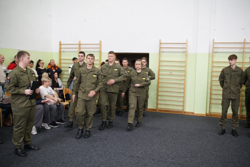 Pasowanie na kadetów uczniów klasy mundurowej w Liceum Ogólnokształcącym w Redzikowie