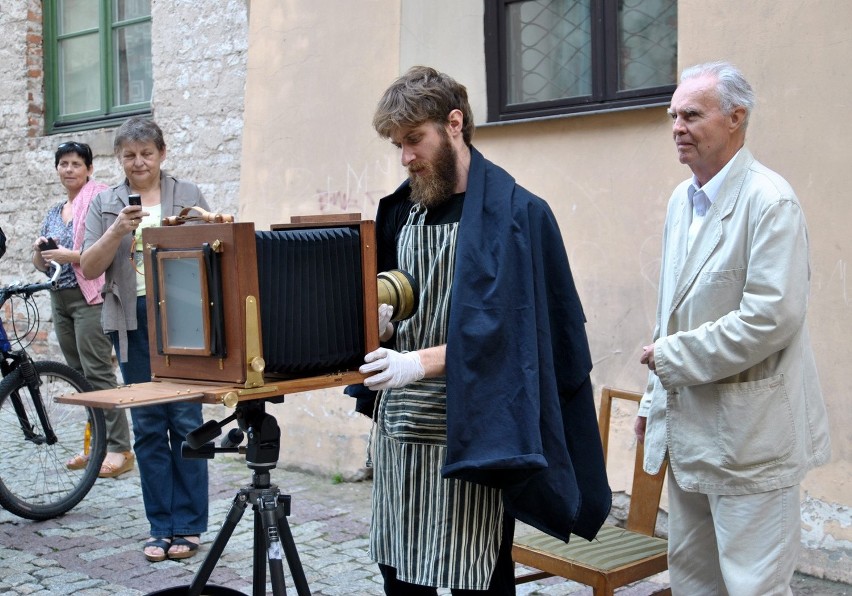 Fotograf posługiwał się oryginalnym aparatem z XIX wieku.