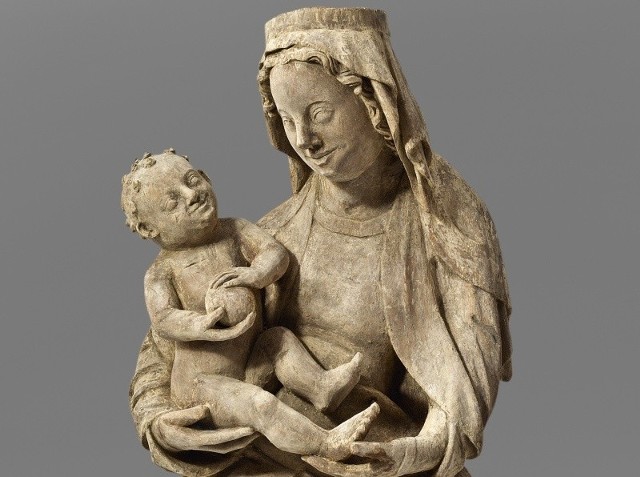 Figura Madonny, trzymającej na rękach Dzieciątko, wyrzeźbiona została z lipowego drewna około 1350 roku.