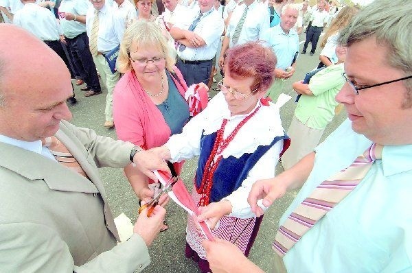 Burmistrz Ignacy Pogodziński ciął wstęgę  na kawałki, stojący najbliżej zabierali je na  pamiątkę.