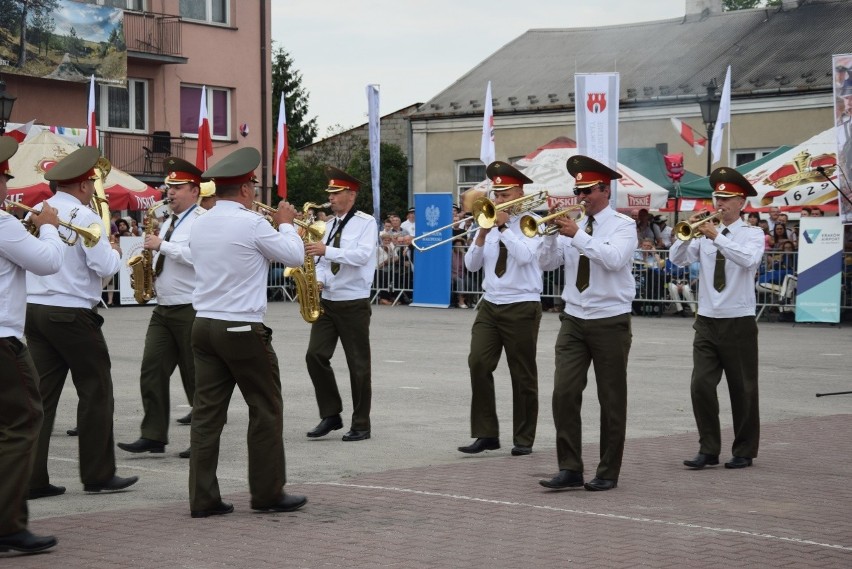 Parada i tańce instrumentalistów w Skale. Festiwal Orkiestr Wojskowych i Dętych