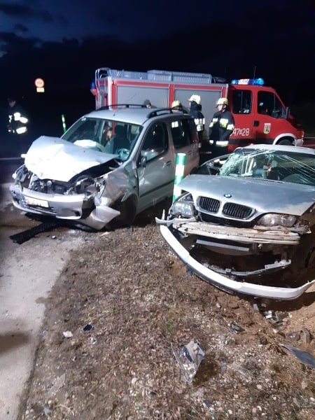 Wypadek dwóch samochodów osobowych w Rudnikach. Dwie osoby trafiły do szpitala