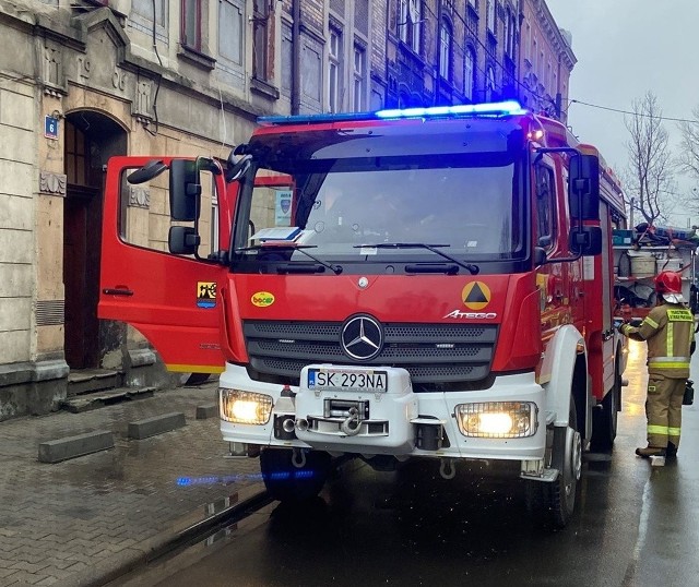 Strażacy po dotarciu na miejsce dokonali rozpoznania, ugasili pożar i udzielili pomocy jednej osobie.